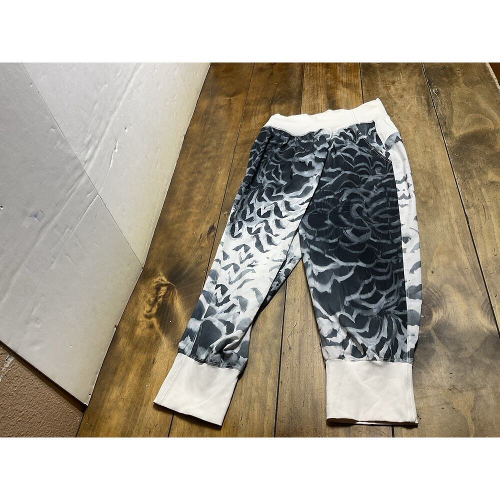Lululemon Dance to Yoga Pants Pretty Plume Angel Wing Black Sz 6